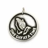 Anhänger betende Hände "one day at a time" Silber aus Edelstahl Unisex